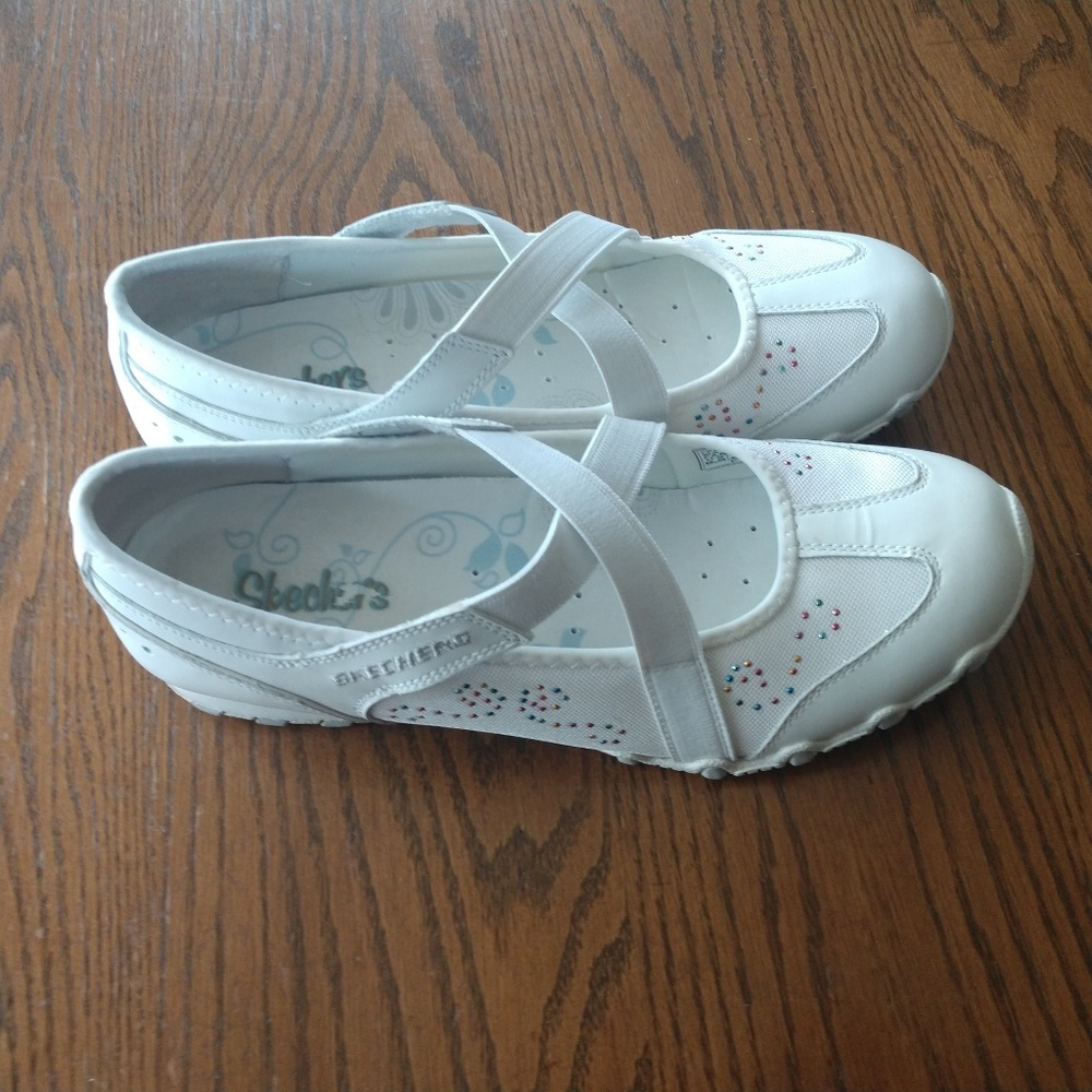 Skechers Women's 9.5 white slip-on tennis shoes